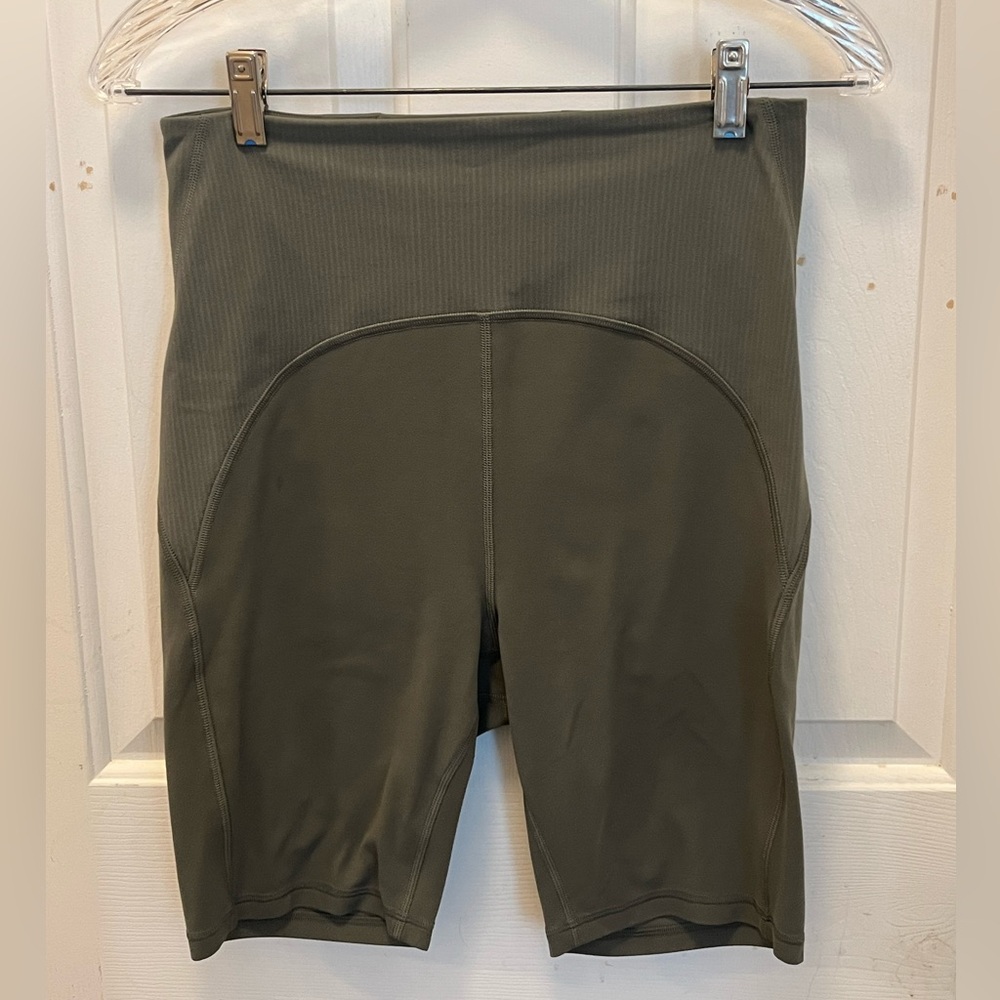 🍋 VGUC Lululemon Blissful Bend Super High-Rise 8” Short in Army Green - Sz 8